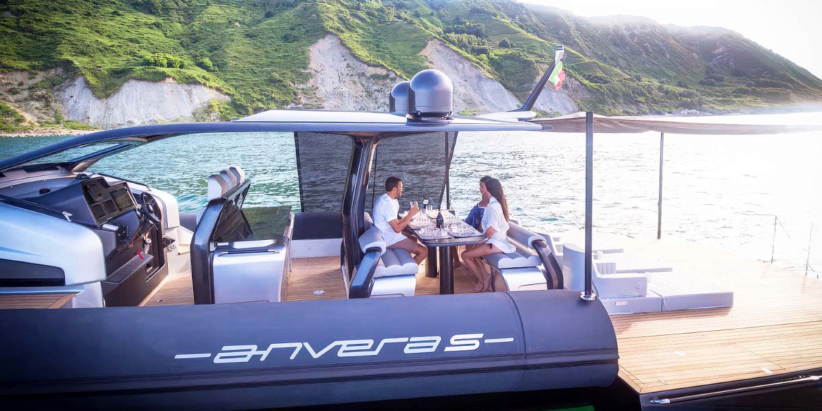 Аренда яхты Liquid spirit во Франции - обеденная зона